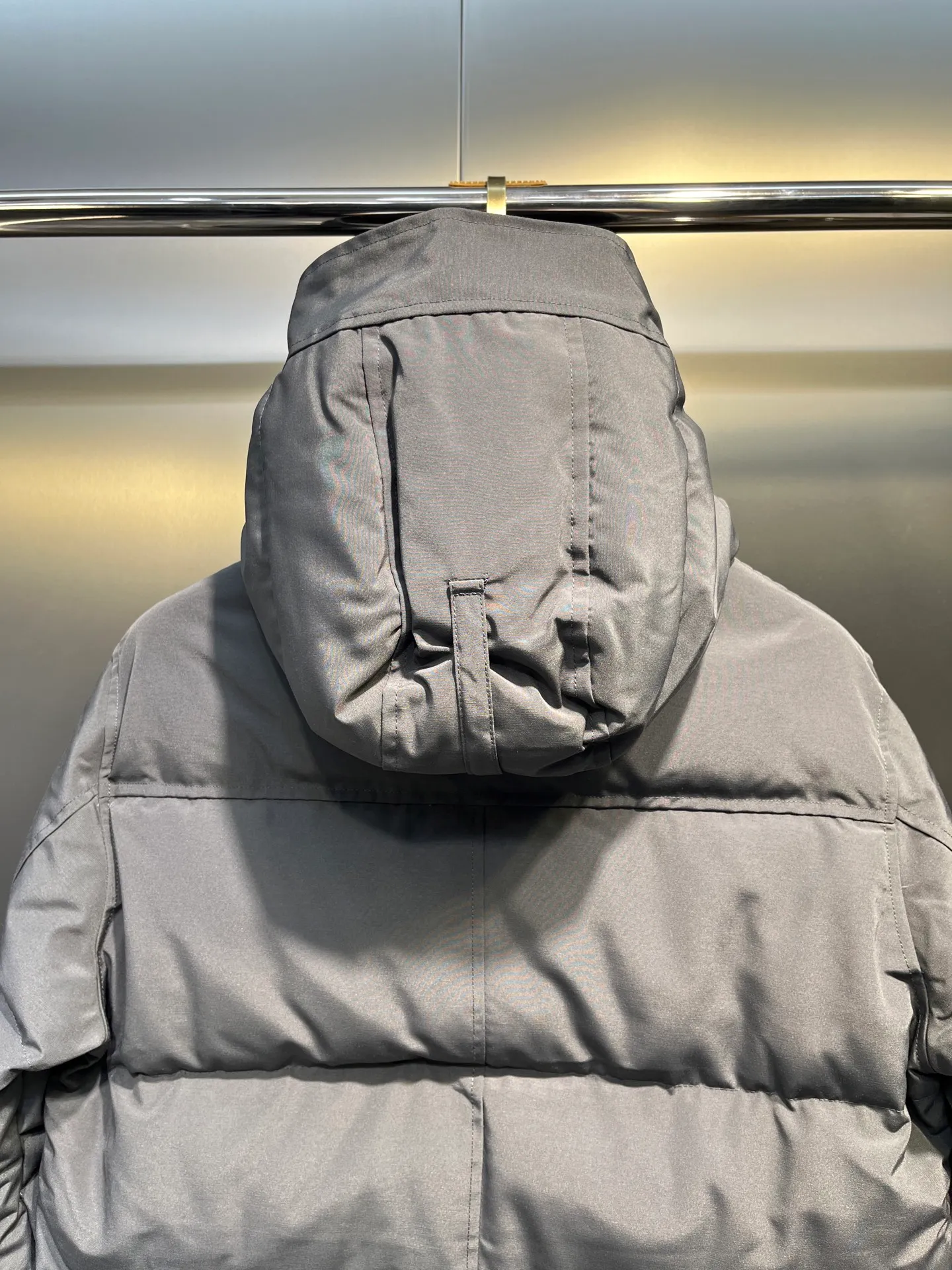 P700 Goose 🌟17 styles of chest patch, same style for men and women, cold-resistant down jackets! The fur collar is detachable. The natural Siberian coyote fur collar has a delicate yet strong feel, which comes from the sense of life that comes from the erosion of wind and frost in nature. The market usually uses raccoon fur or fake fur instead, which is not even the slightest bit better! The collar part has cold-proof flannel, which is close to the head and neck, comfortable and warm! The fabric is made of high-density nano-level waterproof fabric, which is windproof and wear-resistant and has a certain thickness! The zipper is the official YKK brand! The waist has an elastic waistline design that can be adjusted according to yourself! There is also an anti-wind Velcro inside! Seamless threaded cuffs to avoid stiffening! In order to prevent cold wind from pouring in, a double closure design is adopted. On the premise of the traditional zipper fly, six Velcro fasteners are used for secondary closure, which brings better warmth retention effect. It retains the classic hooded design and uses super large luxurious wolf fur to protect against wind and cold. No matter how low the temperature is this winter, one piece is enough. I’ll give you the wind and temperature. Size: s-xl
